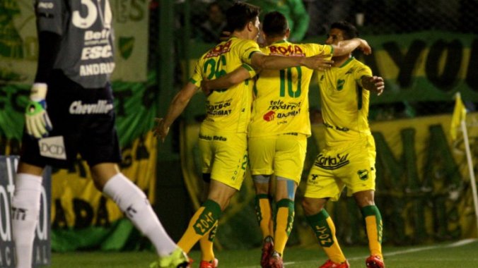 Isnaldo, Busse y Telechea celebran el gol de Defensa.