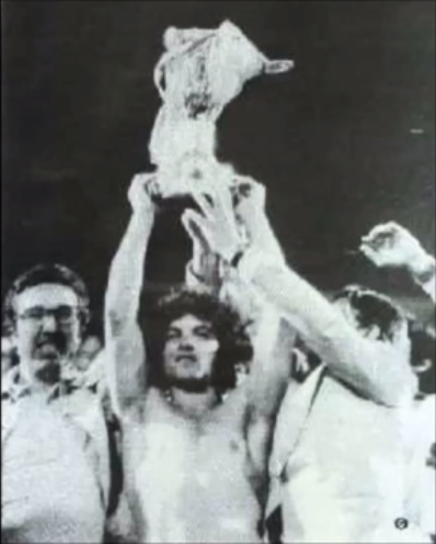 Levantando la Copa Helénica obtenida con el Iraklis en 1976. Ustedes encarguense de buscar los parecidos a las caras (?)